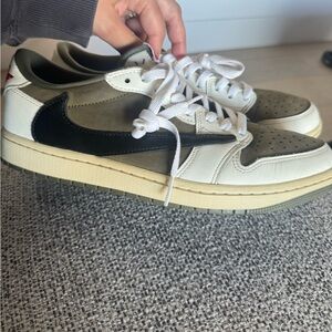 Jordan 1 Retro Low OG SP
Travis Scott Medium Olive